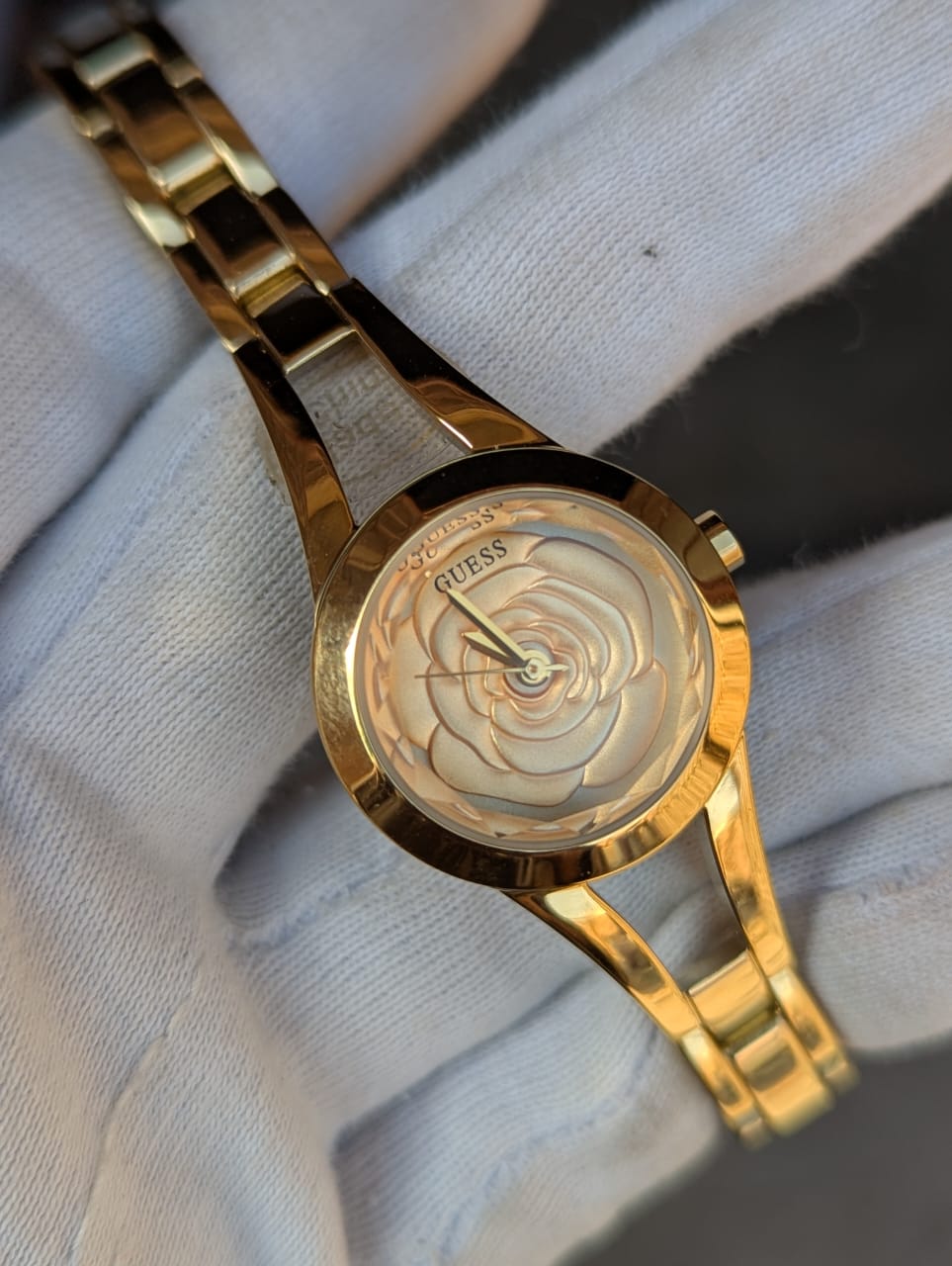 GUESS LUXURY WATCH